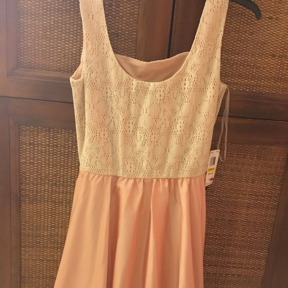 Peach, Lace Party/Homecoming Medium JUNIORS DRESS - Picture 1 of 6